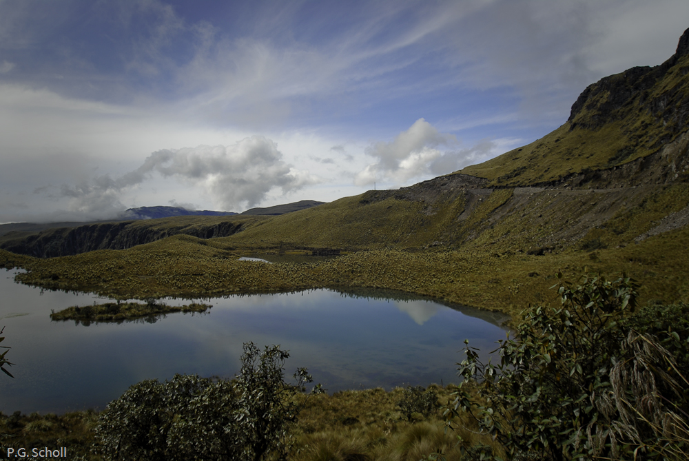 Une lagune du Volcan Chiles, Altiplano à la frontière entre Equa