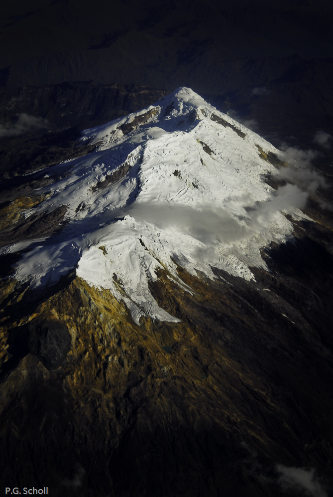 Vue d'avion sur le volcan Nevado del Huila, en cours de réveil,