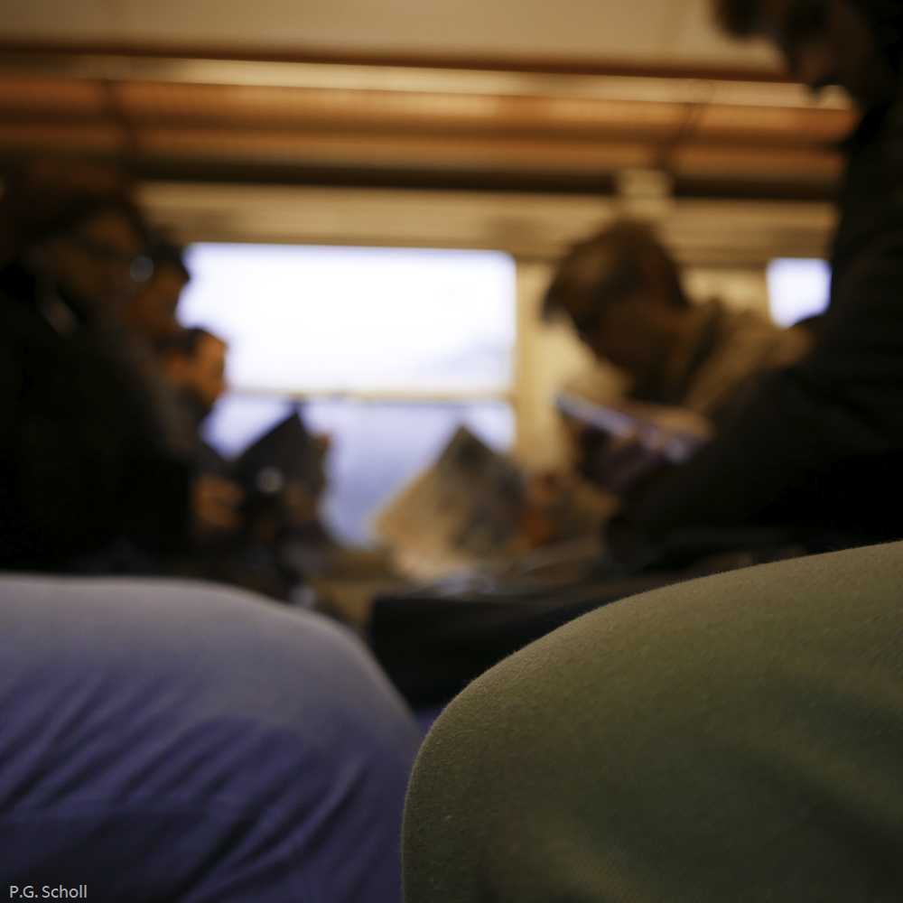 Genoux dans un train de banlieue, Paris, France.