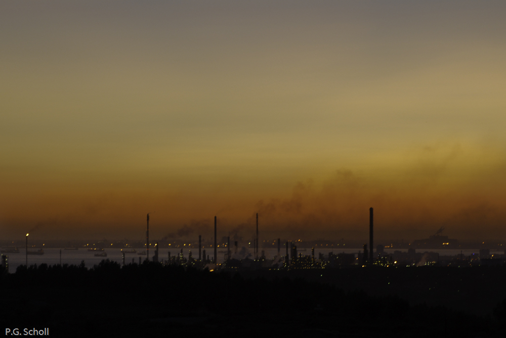 Ciel pollué au dessus des rafineries de Fos-sur-Mer, Provence, F