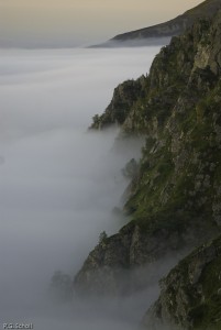 Mer de nuage dans les Pyrénées, France.