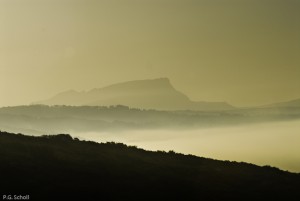 La Sainte Victoire dans la brume, Provence, France.