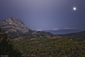 La Sainte Victoire et la lune, Provence, France.
