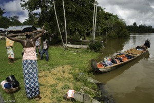 Villageois bushinengue sur les rives du fleuve Maroni, Guyane Fr