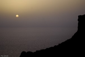Coucher de soleil sur la cote sauvage, Malte.