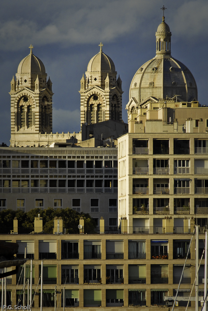 La Major et les immeubles pouillons, Marseille, France.
