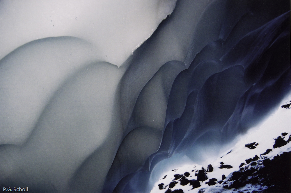 Une grotte de glace sur le Volcan Cotopaxi, Equateur