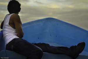 Jeune homme en poupe sur le lac Nicaragua.