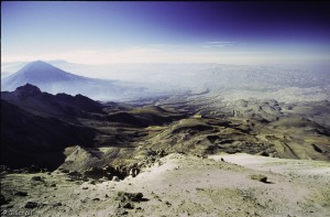 Le Volcan Misti et la ville d'Arequipa vus depuis le Volcan Chac