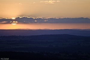 Coucher de soleil depuis la Roche Sanadoire, Auvergne, France.