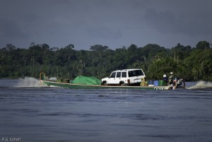Transport fluvial sur le fleuve Maroni, Guyane Française.