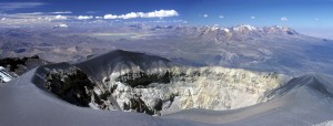 Le cratère du volcan Misti. Au loin les volcans Ubinas et Pichu-