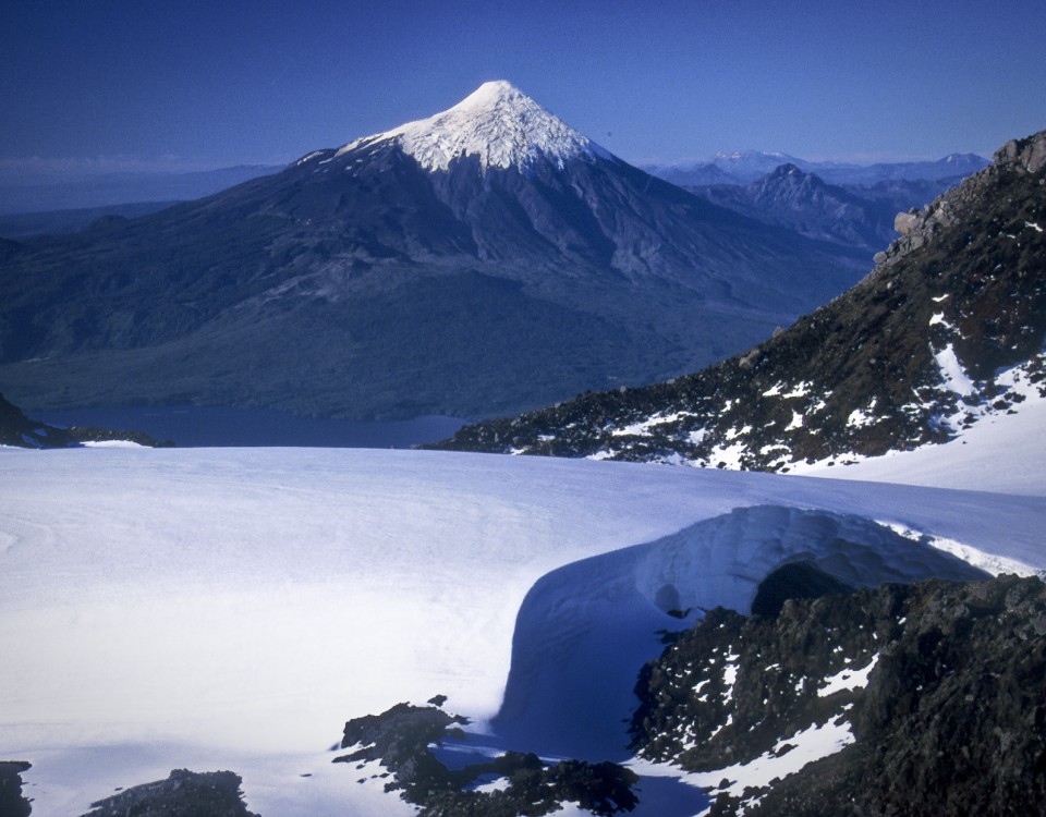 Le volcan Osorno, vu depuis le glacier sommital du Volcan Calbuc