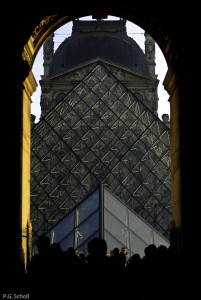 Louvre, porte et pyramide, Paris, France.