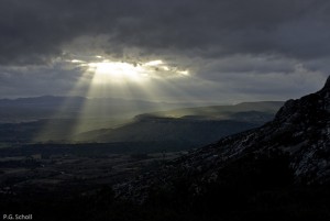 Percée de soleil sur le plateau de Cengle, Provence, France.