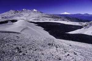 Coulée basique et dépôts de ponces sur le volcan Puyehue, Chili,