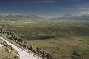 Vue vers l'Altiplano depuis le Volcan Ubinas, Pérou. Au loin les