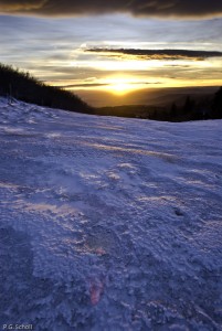 Lever de soleil sur sol gelé au Puy de Pariou, Auvergne, France