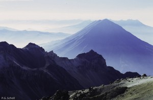 Le volcan Misti vu deuis le volcan Chachani, Pérou.