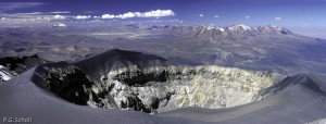 Le cratère du volcan Misti. Au loin l'Ubinas et le Pichu-Pichu