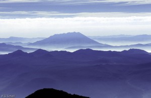 Le volcan Ubinas dans la brume, Pérou.