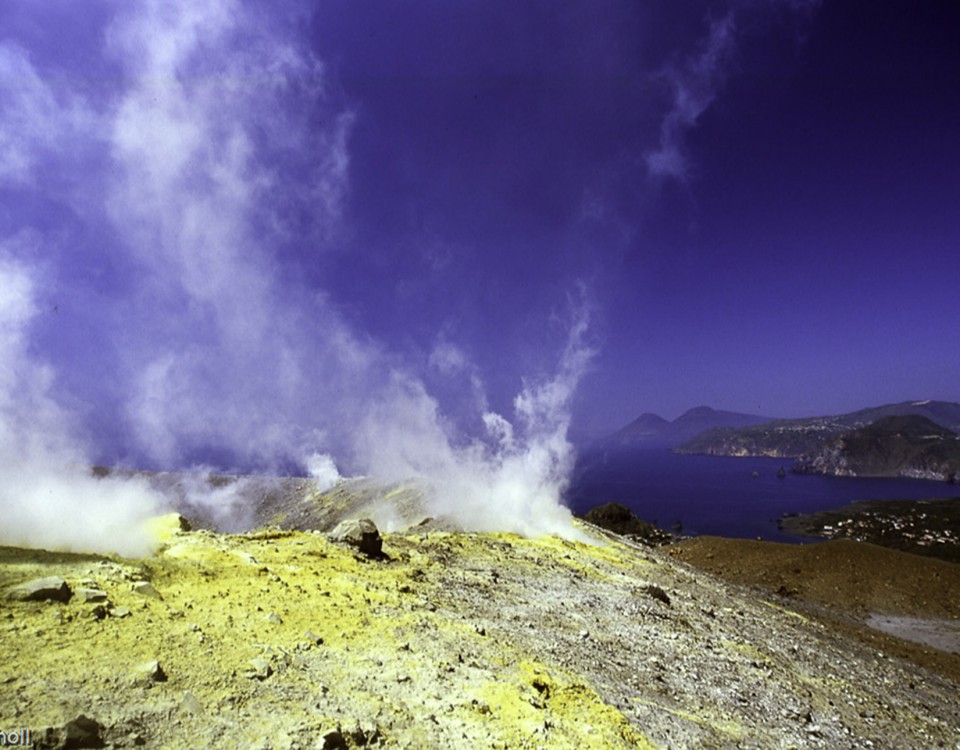 Vulcano, cratère et fumerolles